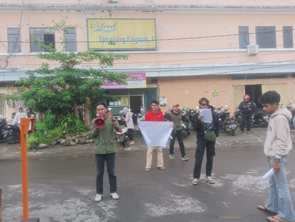 Tuntut!! Usut Tuntas Dugaan Pungli Destinasi Wisata, AMPERA-GOWA Gelar Unjuk Rasa Di Depan Polres Gowa.