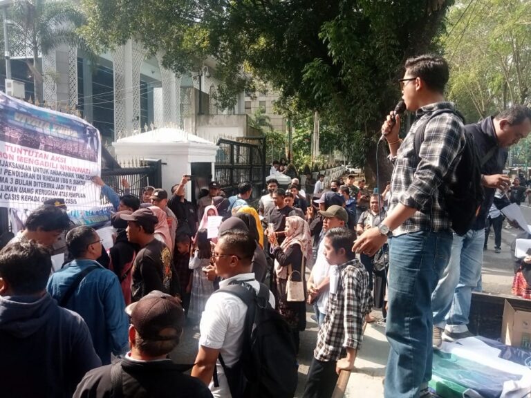 Orangtua CASIS Korban Penipuan ‘Nina Wati’ Masuk TNI AD Gelar Aksi Demo, Tuntut Keadilan!!