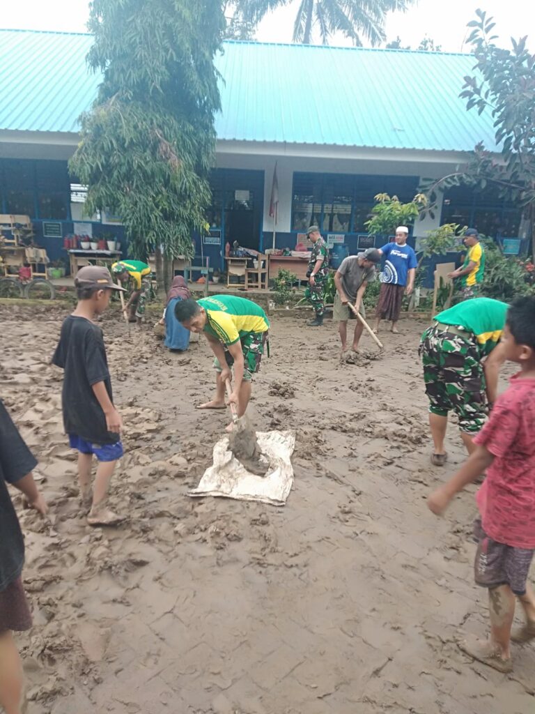 Sambut HUT Kostrad Ke 64, Prajurit Brigif 3/TBS Serbu SD Inpres 193 Pasandang Bersihkan Lumpur Dan Sampah Pasca Sisa Banjir