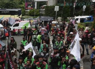 Pengemudi Ojol Aksi di Kemnaker, Matikan Aplikasi Serentak Tuntut THR