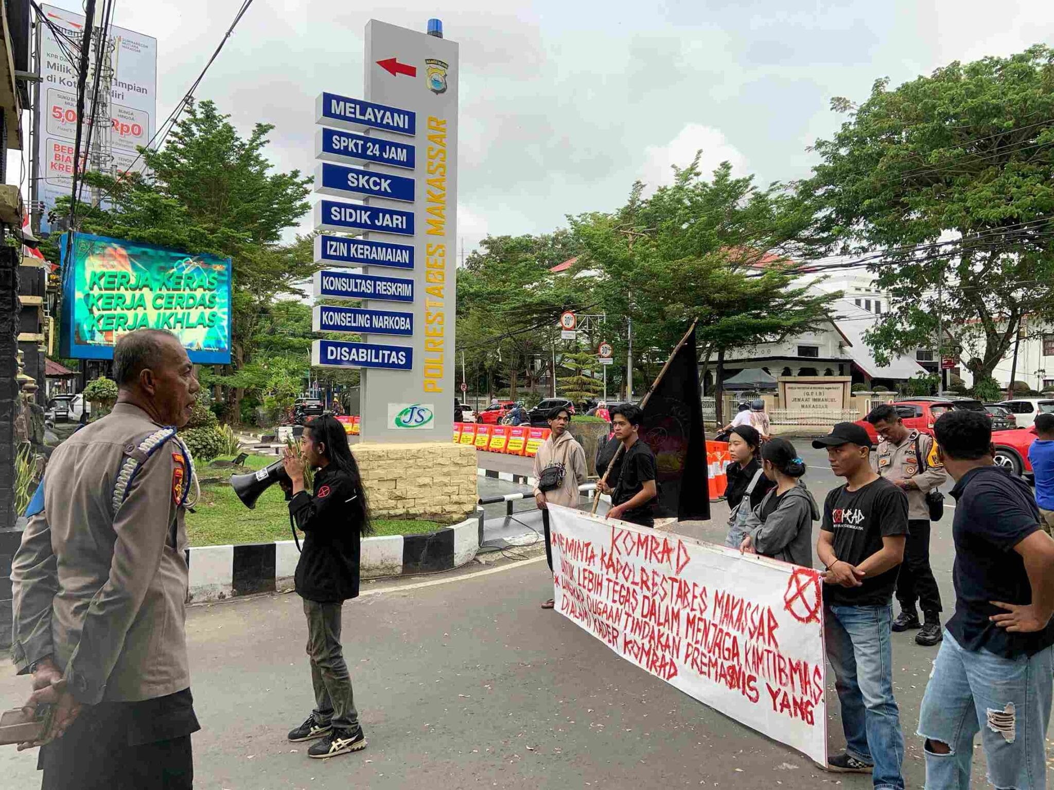 Di Cekal OTK Atribut Polisi, Komrad Geruduk Mapolrestabes Makassar