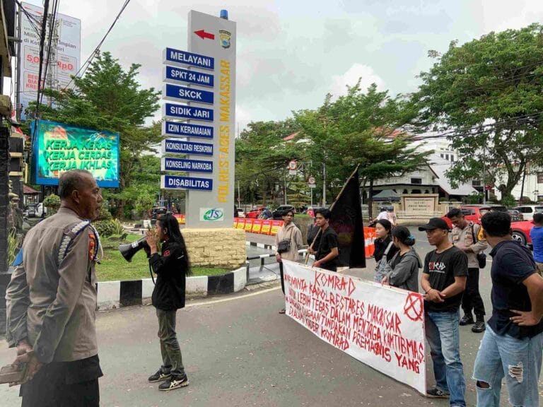 Di Cekal OTK Atribut Polisi, Komrad Geruduk Mapolrestabes Makassar