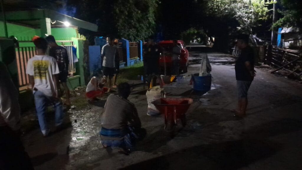 Warga Dusun Macinna Perbaiki Jalan Berlubang Secara Swadaya, Pemerintah Diminta Bertindak
