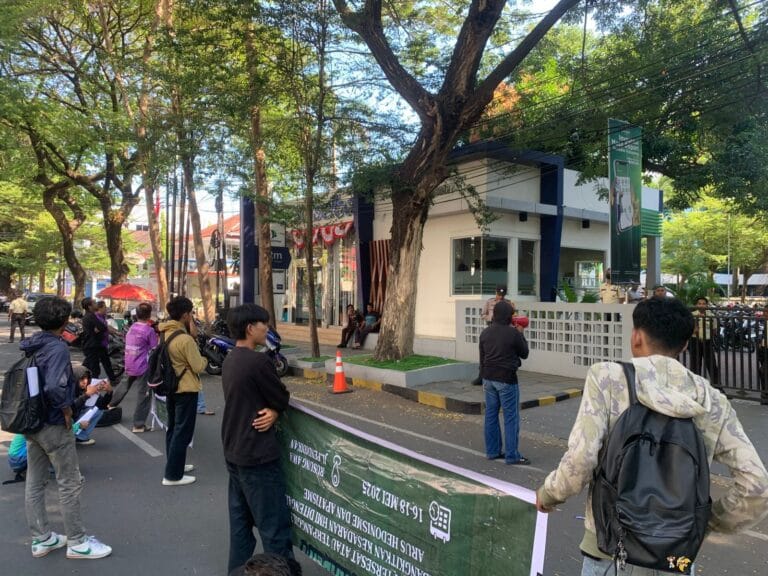 Dugaan Korupsi Tantiem Bank Sulselbar Belum Selesai. KOMPI Sulsel Geruduk Kantor BPD Sulselbar Dan Kejati Sulsel