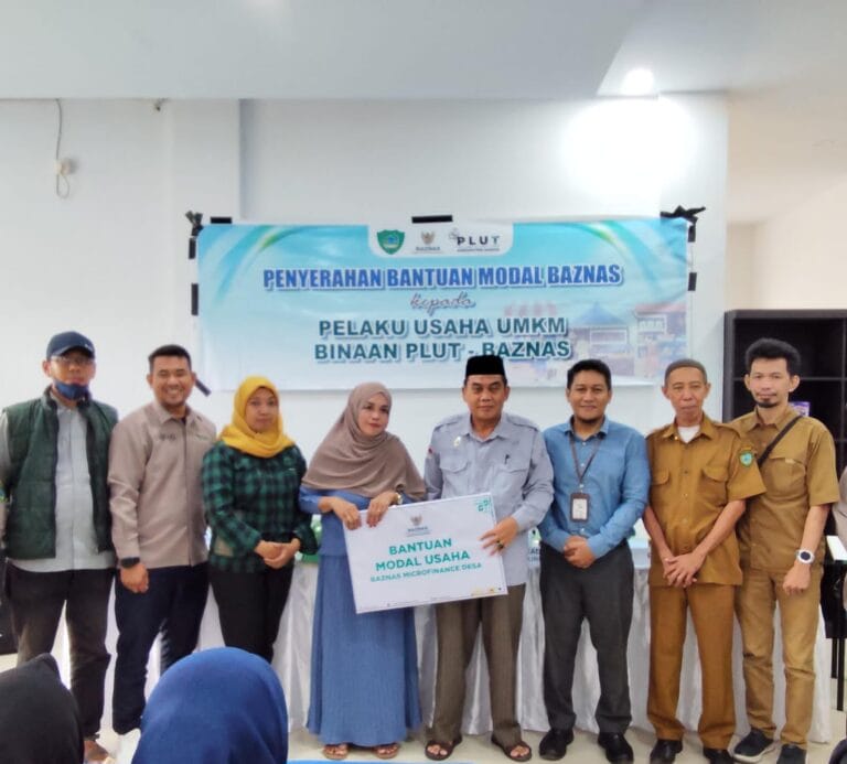 Baznas Salurkan Bantuan Modal Rp54 Juta kepada UMKM Binaan PLUT Maros