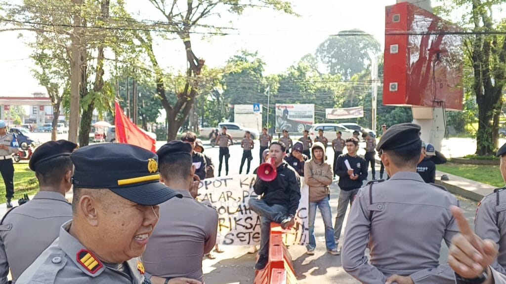 Tidak Puas Dengan Kinerja Polres Takalar, Pemuda Dan Mahasiswa Unjuk Rasa Di Polda Sulsel.