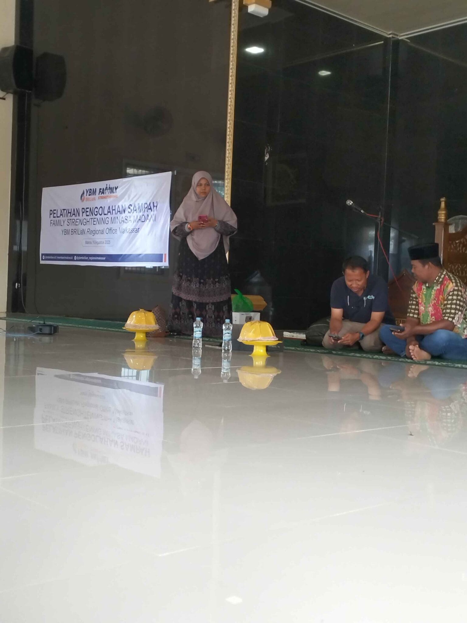 YBM BRILiaN Makassar Kuatkan Keluarga Melalui Pelatihan Pengolahan Sampah di Maros
