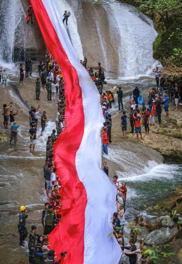 Bendera Merah Putih Setinggi 80 Meter dikibarkan di Air Terjun Bantimurung, menandai HUT ke-80 Kemerdekaan Indonesia.